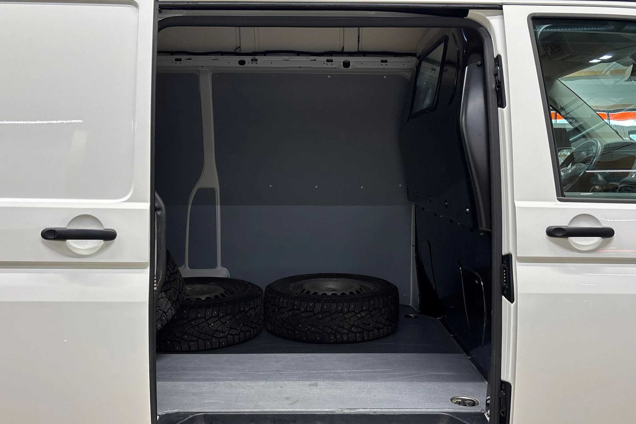 valkoinen Volkswagen Transporter 2022 kuva 25.