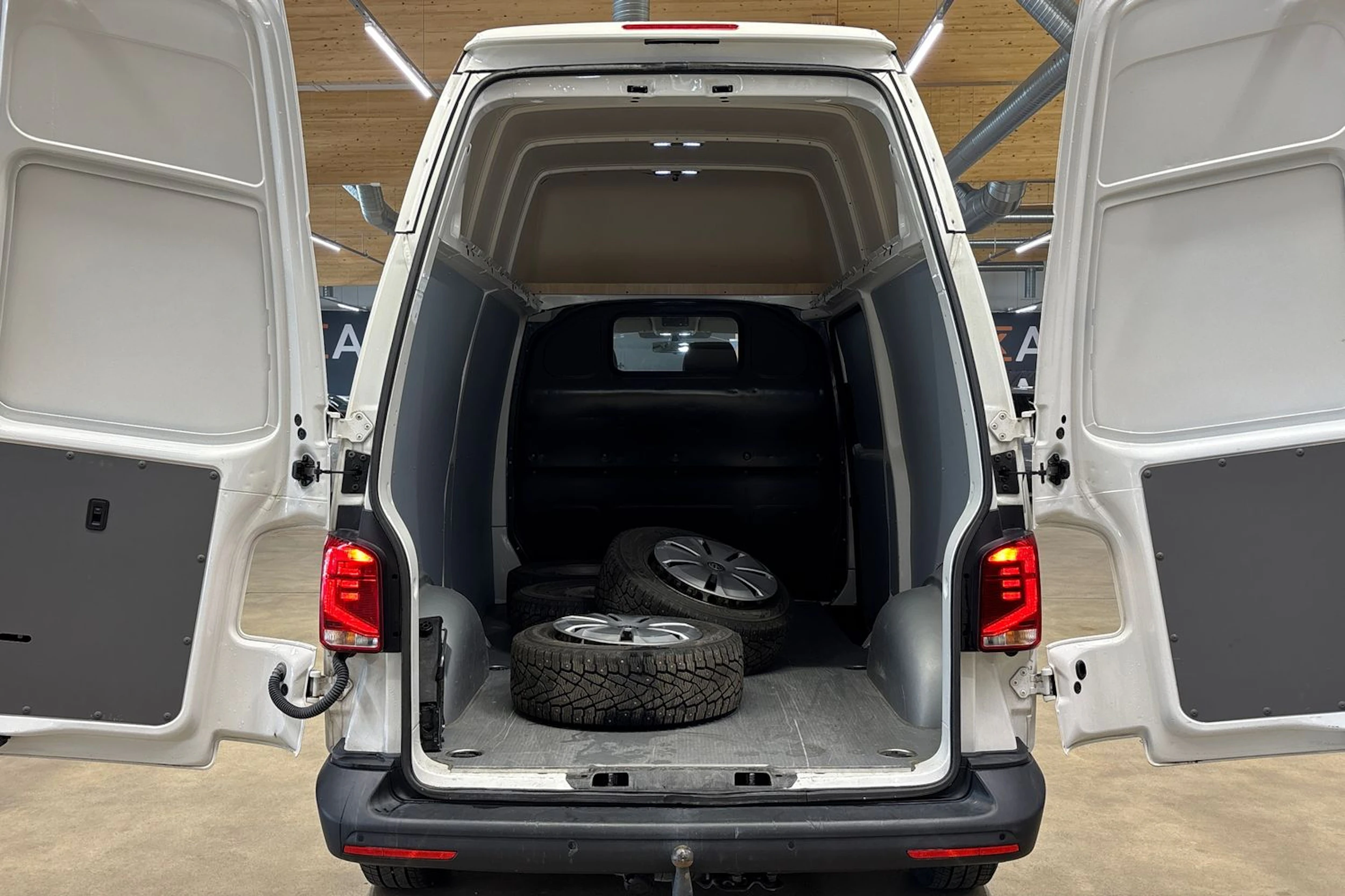 valkoinen Volkswagen Transporter 2022 kuva 26.