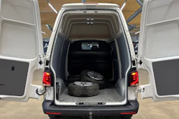 valkoinen Volkswagen Transporter 2022 kuva 26.