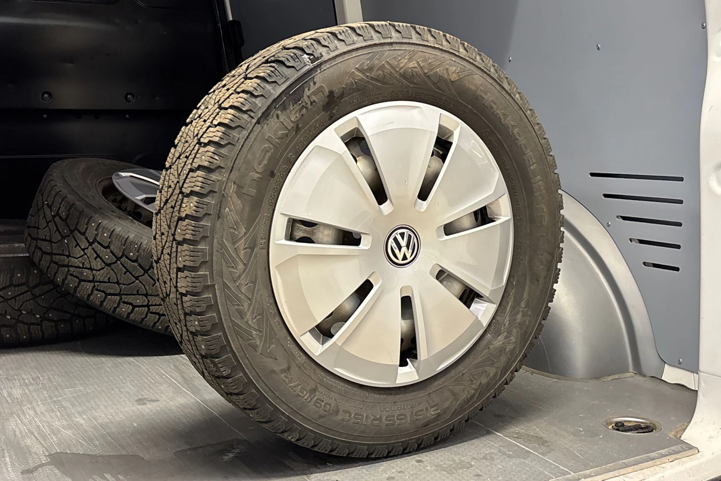 valkoinen Volkswagen Transporter 2022 kuva 29.