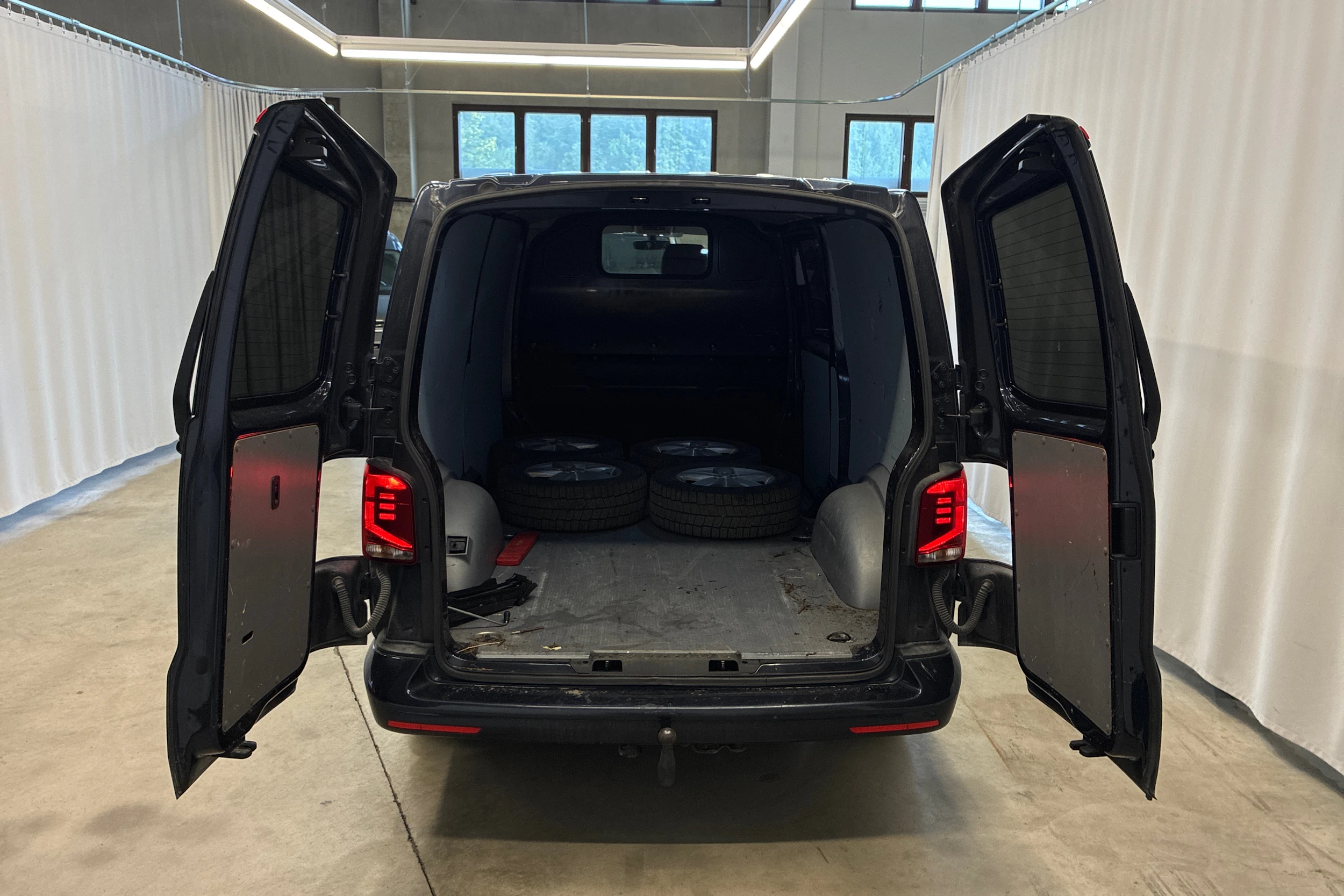sininen Volkswagen Transporter 2022 kuva 7.
