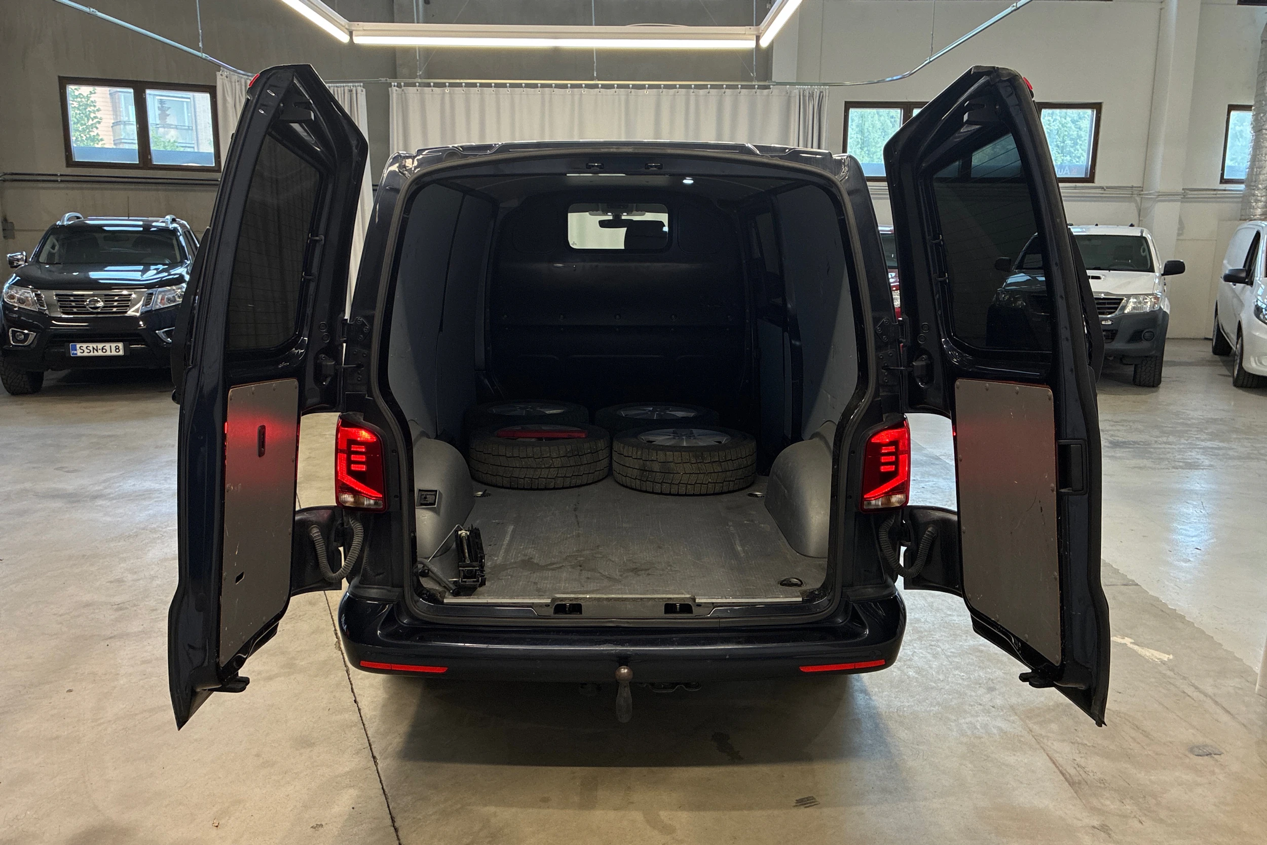 sininen Volkswagen Transporter 2022 kuva 15.