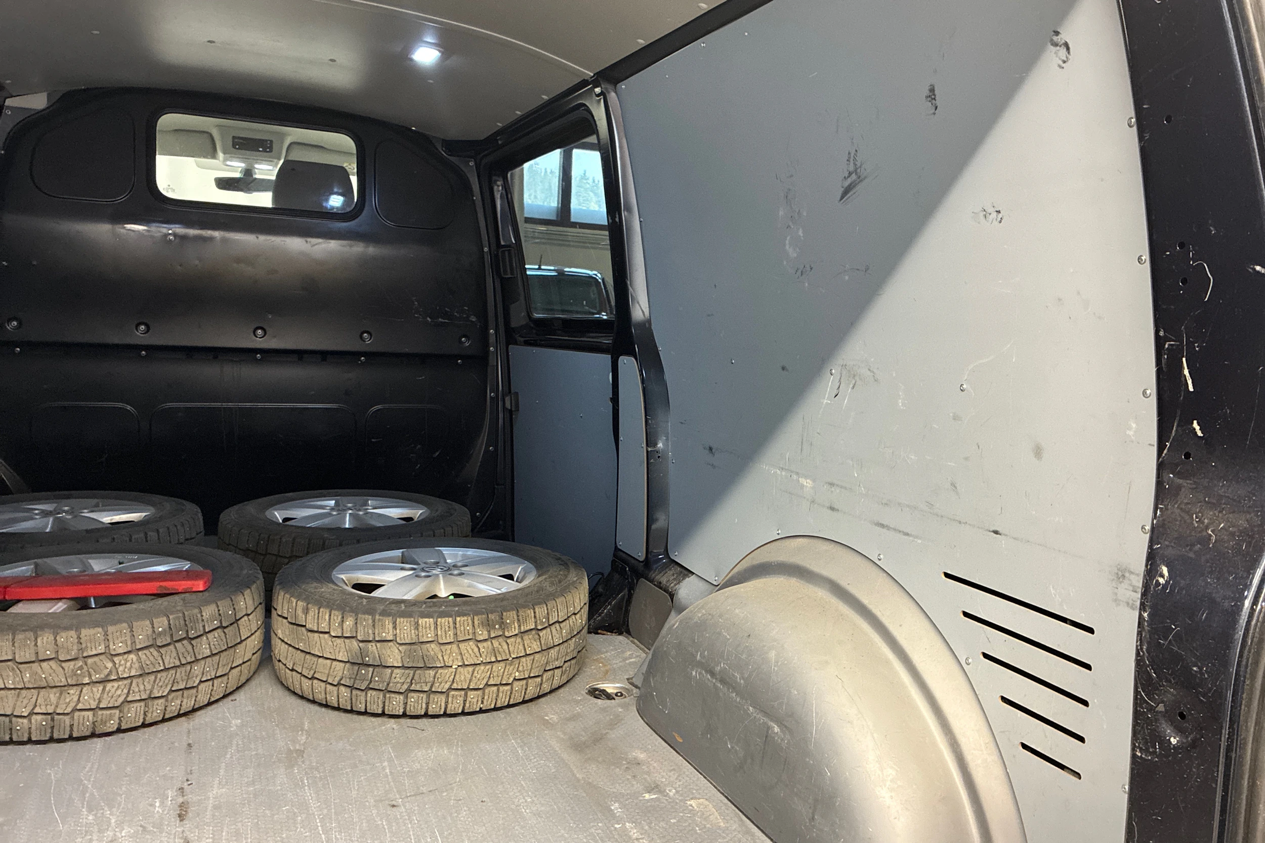 sininen Volkswagen Transporter 2022 kuva 16.