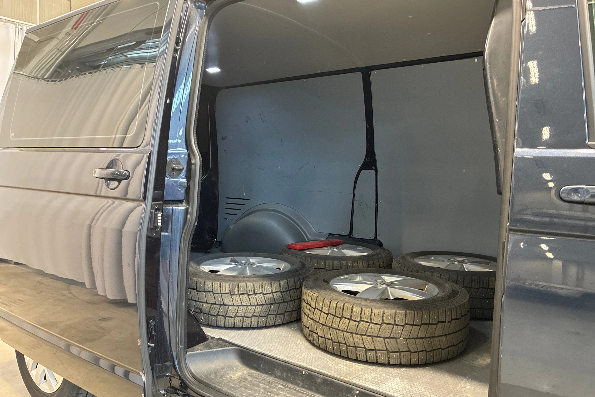 sininen Volkswagen Transporter 2022 kuva 18.