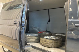 sininen Volkswagen Transporter 2022 kuva 18.