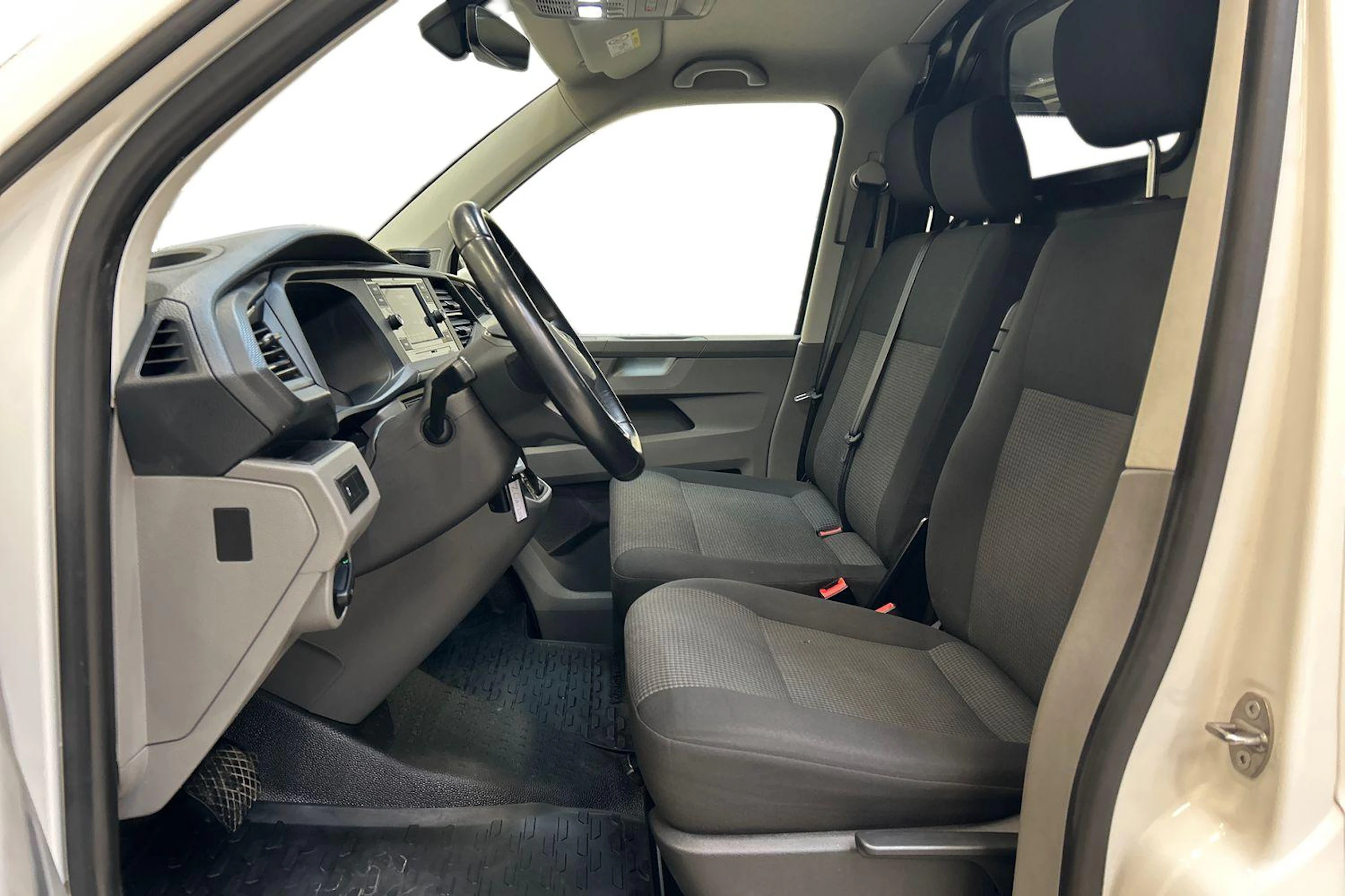valkoinen Volkswagen Transporter 2022 kuva 8.