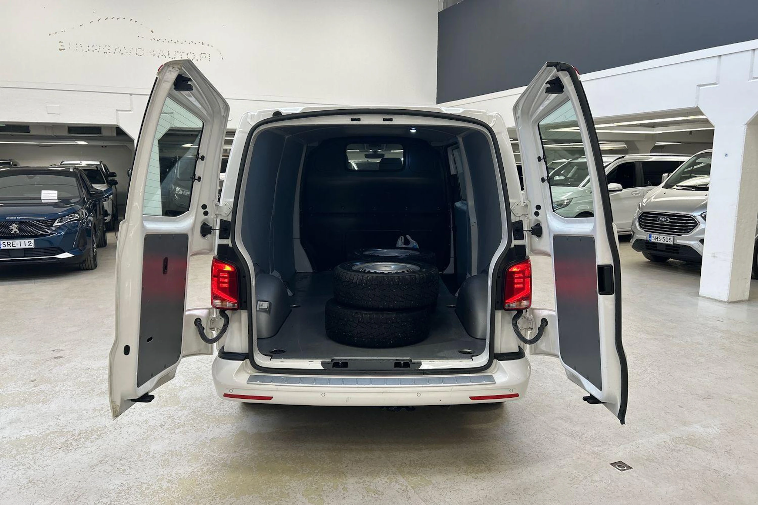 valkoinen Volkswagen Transporter 2022 kuva 11.