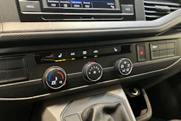 valkoinen Volkswagen Transporter 2022 kuva 18.