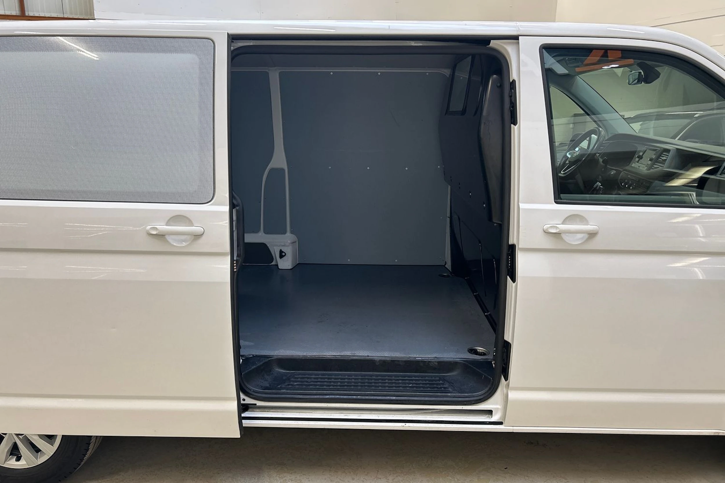 valkoinen Volkswagen Transporter 2022 kuva 20.