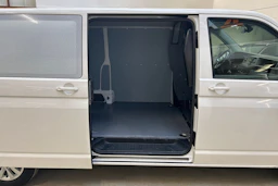 valkoinen Volkswagen Transporter 2022 kuva 20.