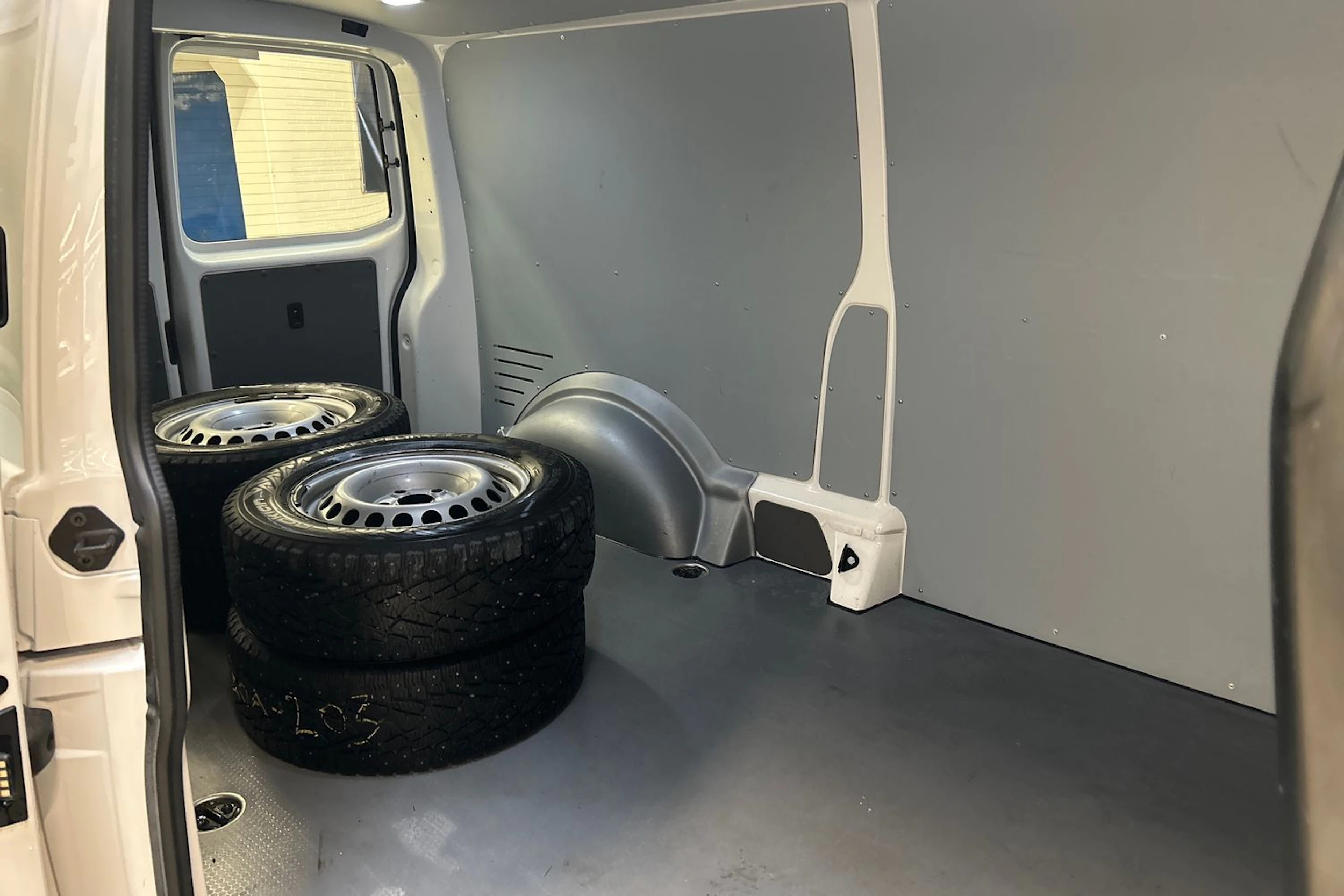 valkoinen Volkswagen Transporter 2022 kuva 21.