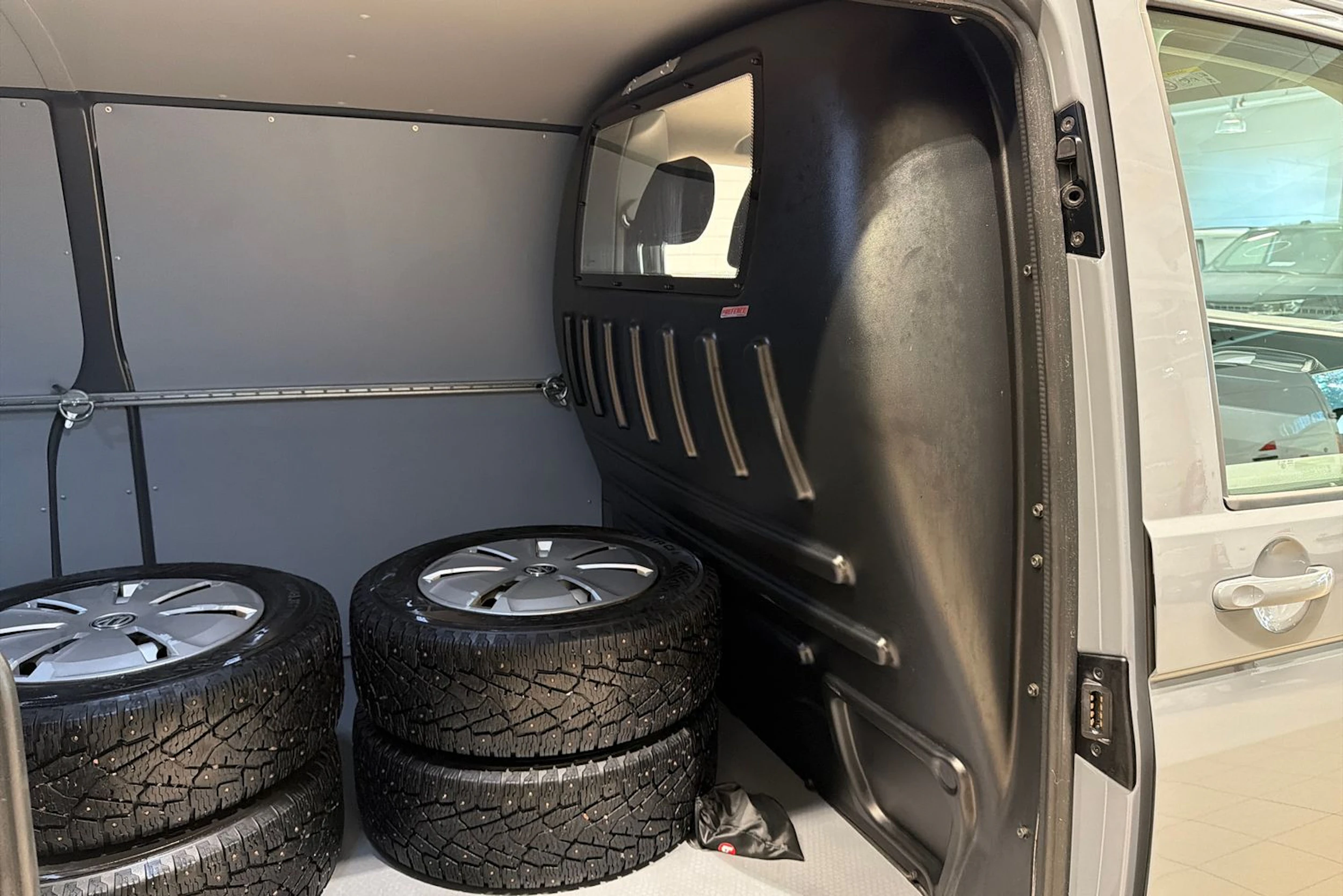 Harmaa Volkswagen TRANSPORTER 2022 kuva 26.