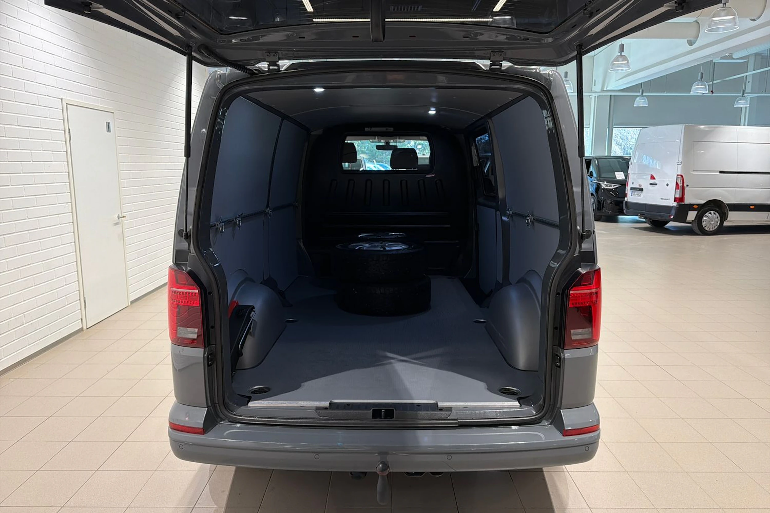Harmaa Volkswagen TRANSPORTER 2022 kuva 29.