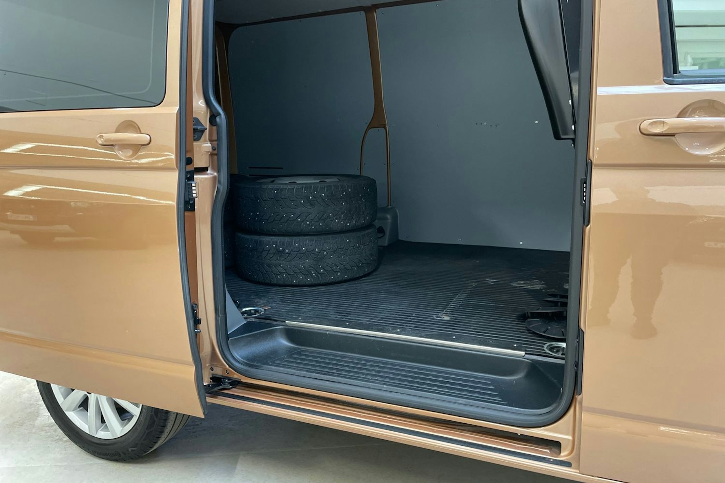met. oranssi Volkswagen Transporter 2022 kuva 16.