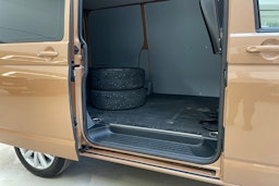 met. oranssi Volkswagen Transporter 2022 kuva 16.
