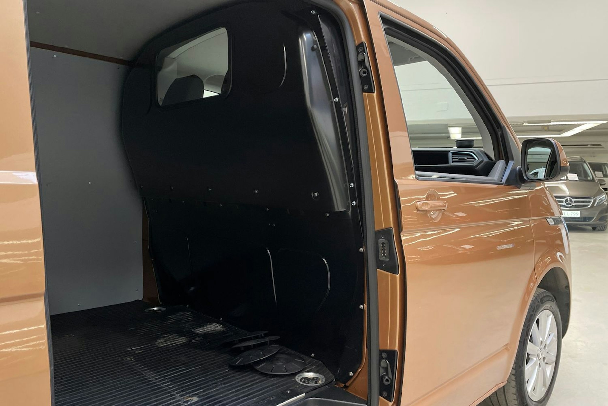 met. oranssi Volkswagen Transporter 2022 kuva 17.