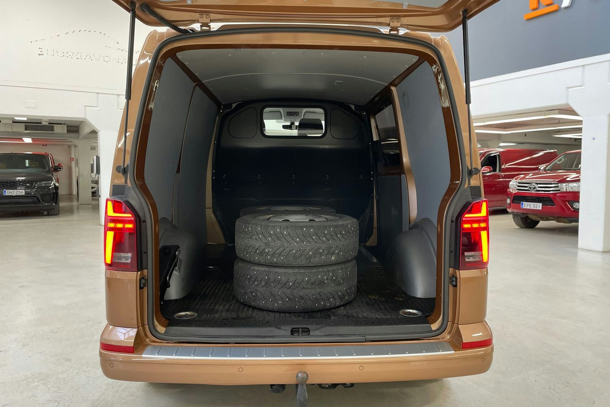 met. oranssi Volkswagen Transporter 2022 kuva 18.