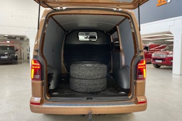 met. oranssi Volkswagen Transporter 2022 kuva 18.
