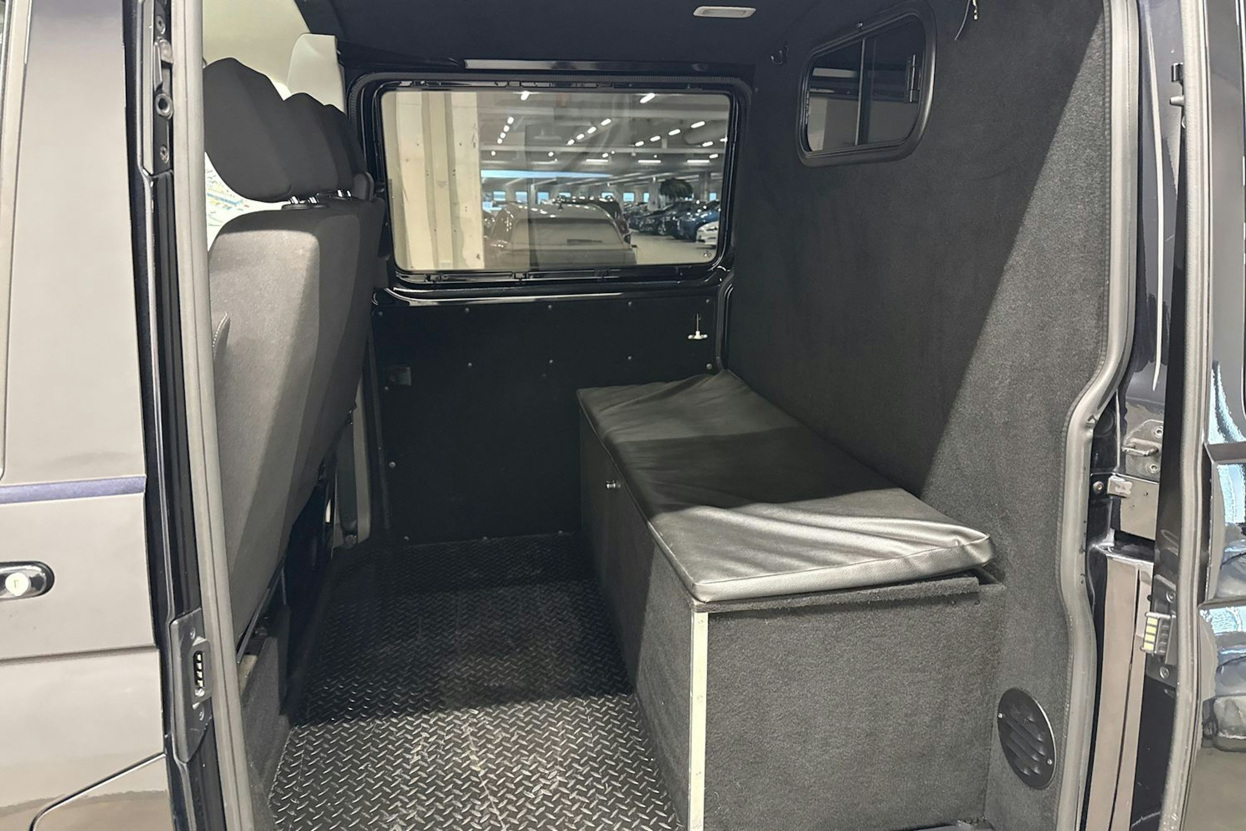 musta Volkswagen Transporter 2022 kuva 12.