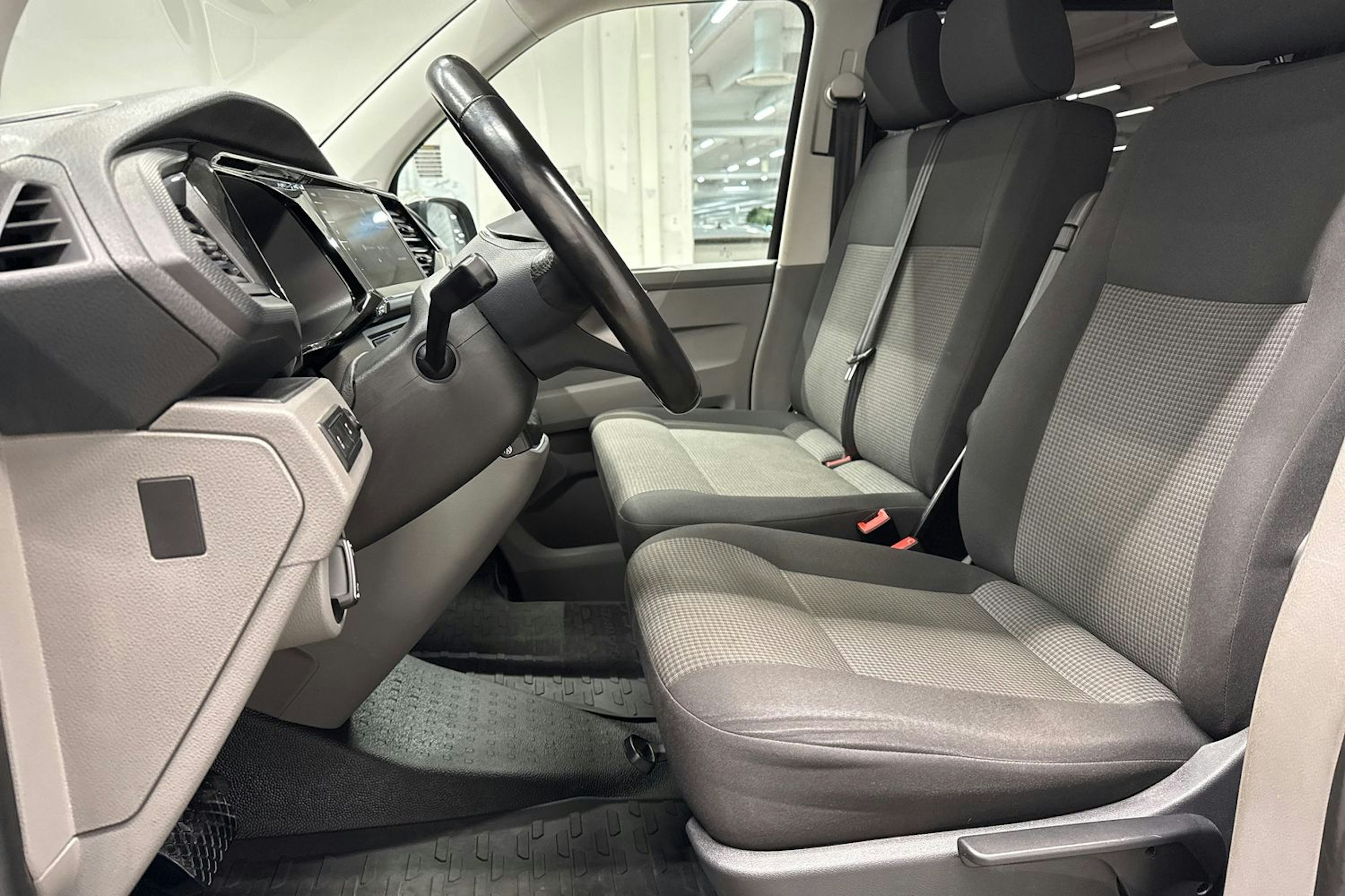 musta Volkswagen Transporter 2022 kuva 13.