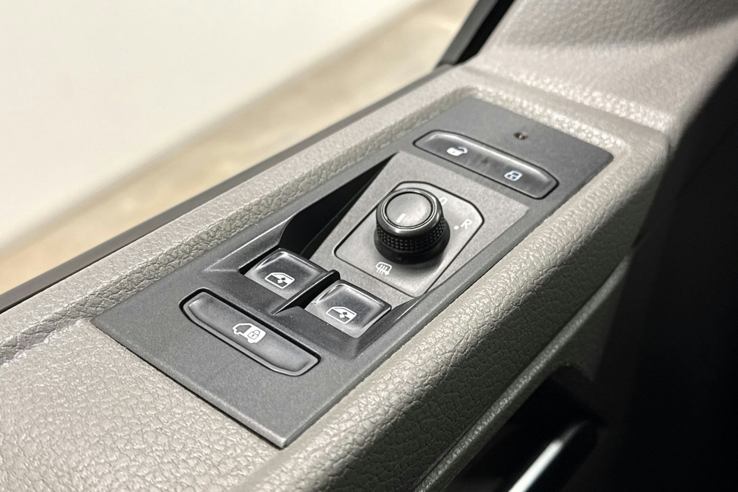 musta Volkswagen Transporter 2022 kuva 17.