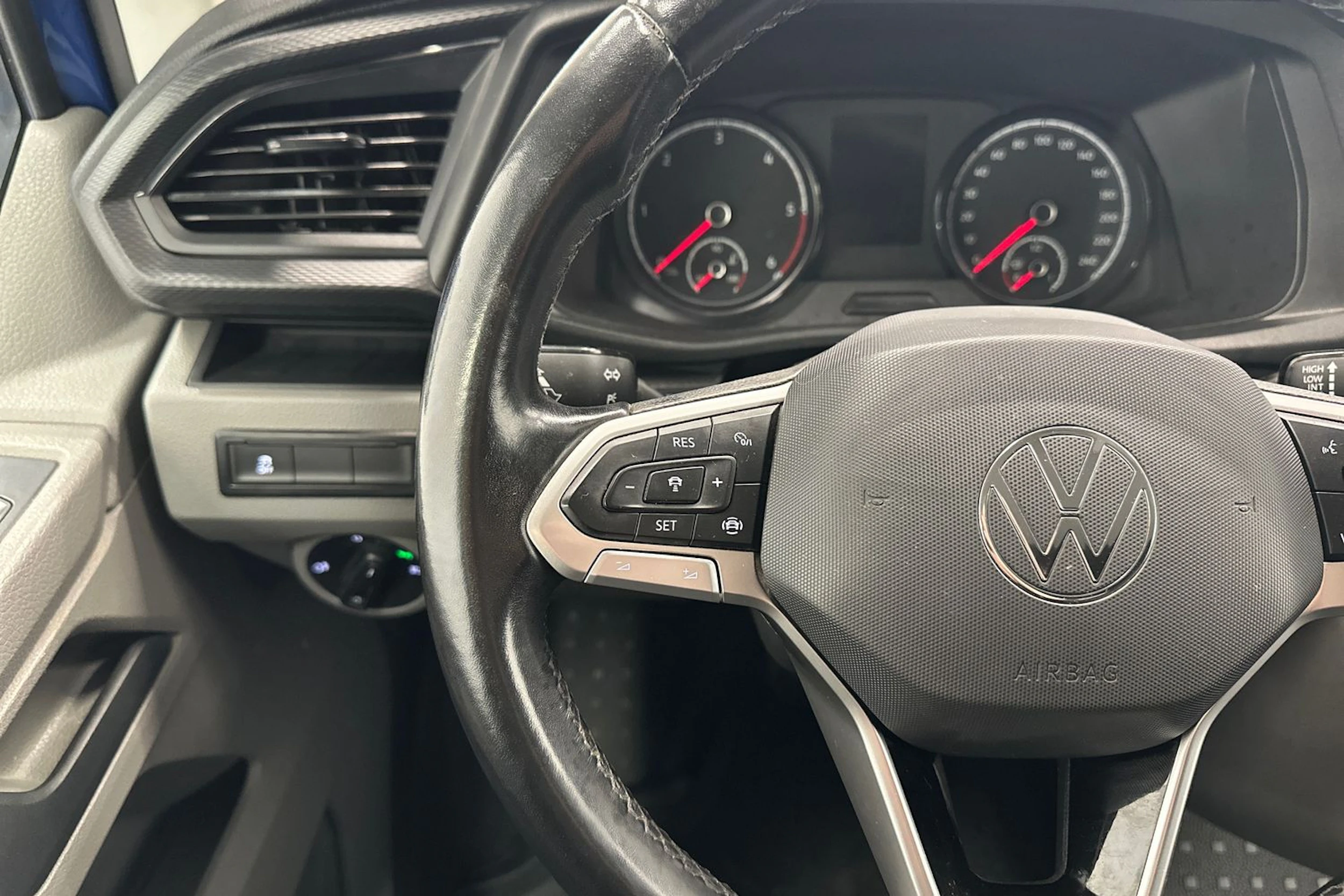 sininen Volkswagen Transporter 2022 kuva 11.