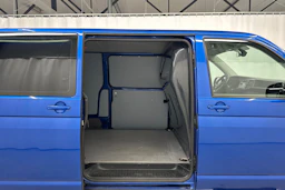 sininen Volkswagen Transporter 2022 kuva 24.
