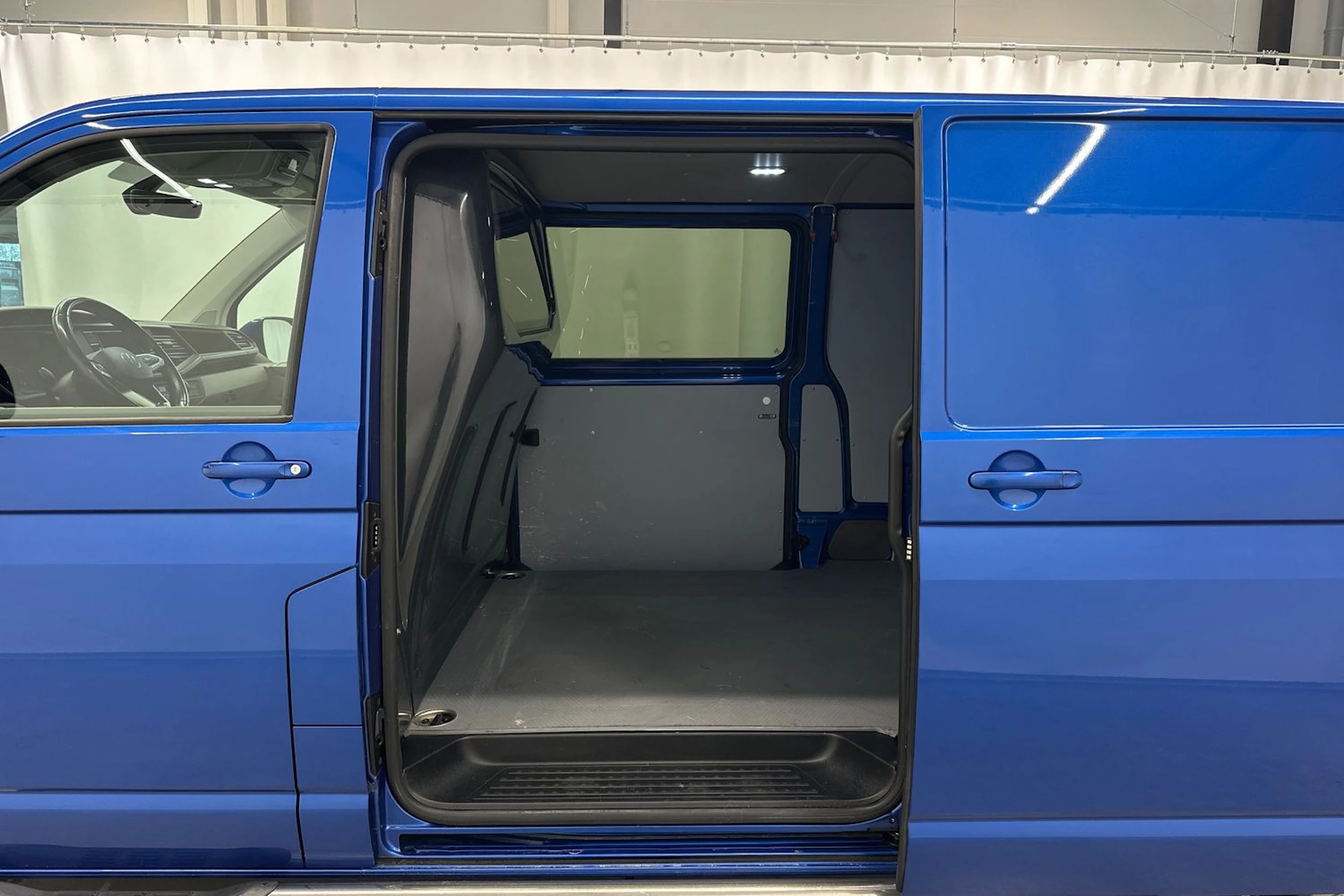 sininen Volkswagen Transporter 2022 kuva 25.