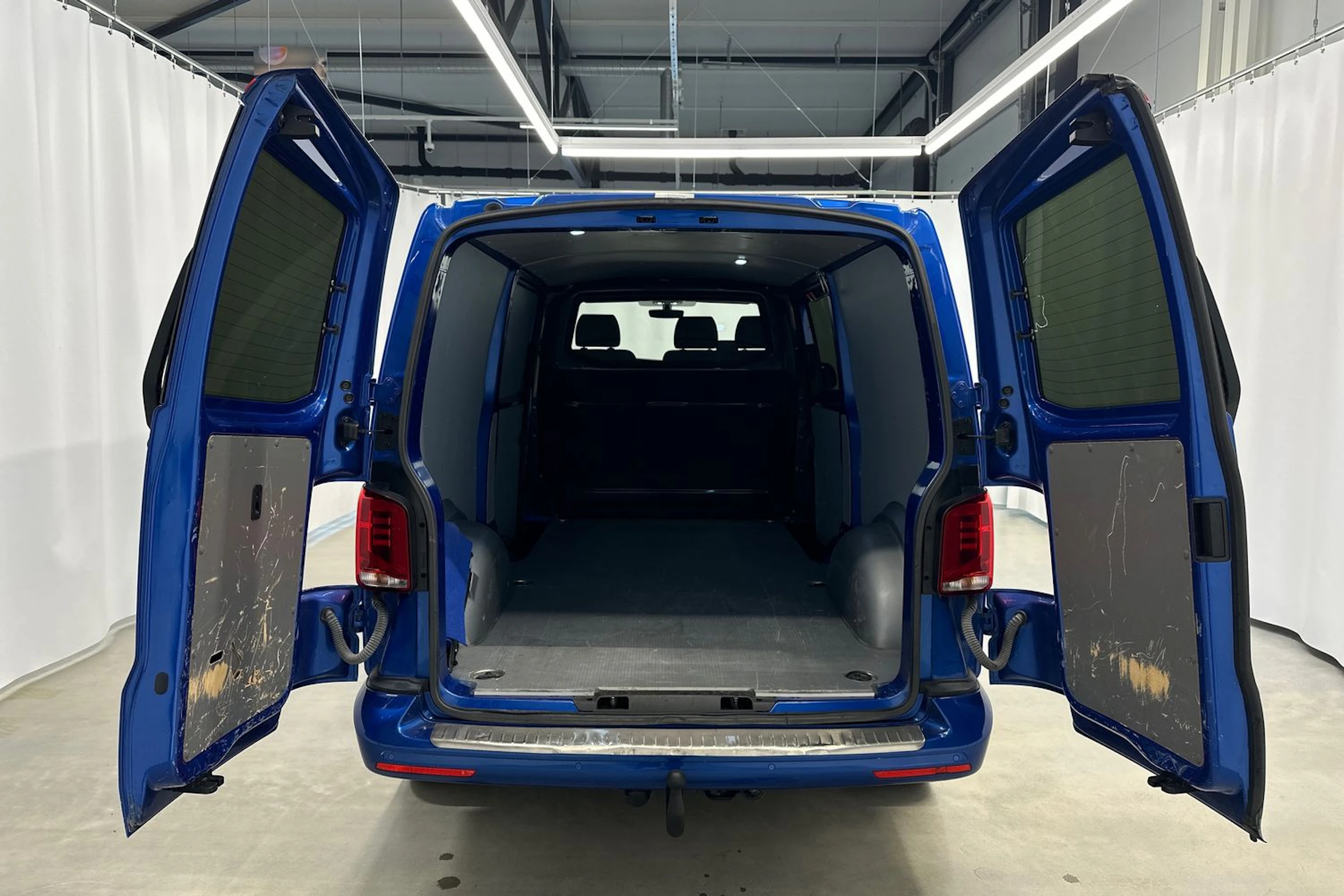 sininen Volkswagen Transporter 2022 kuva 26.