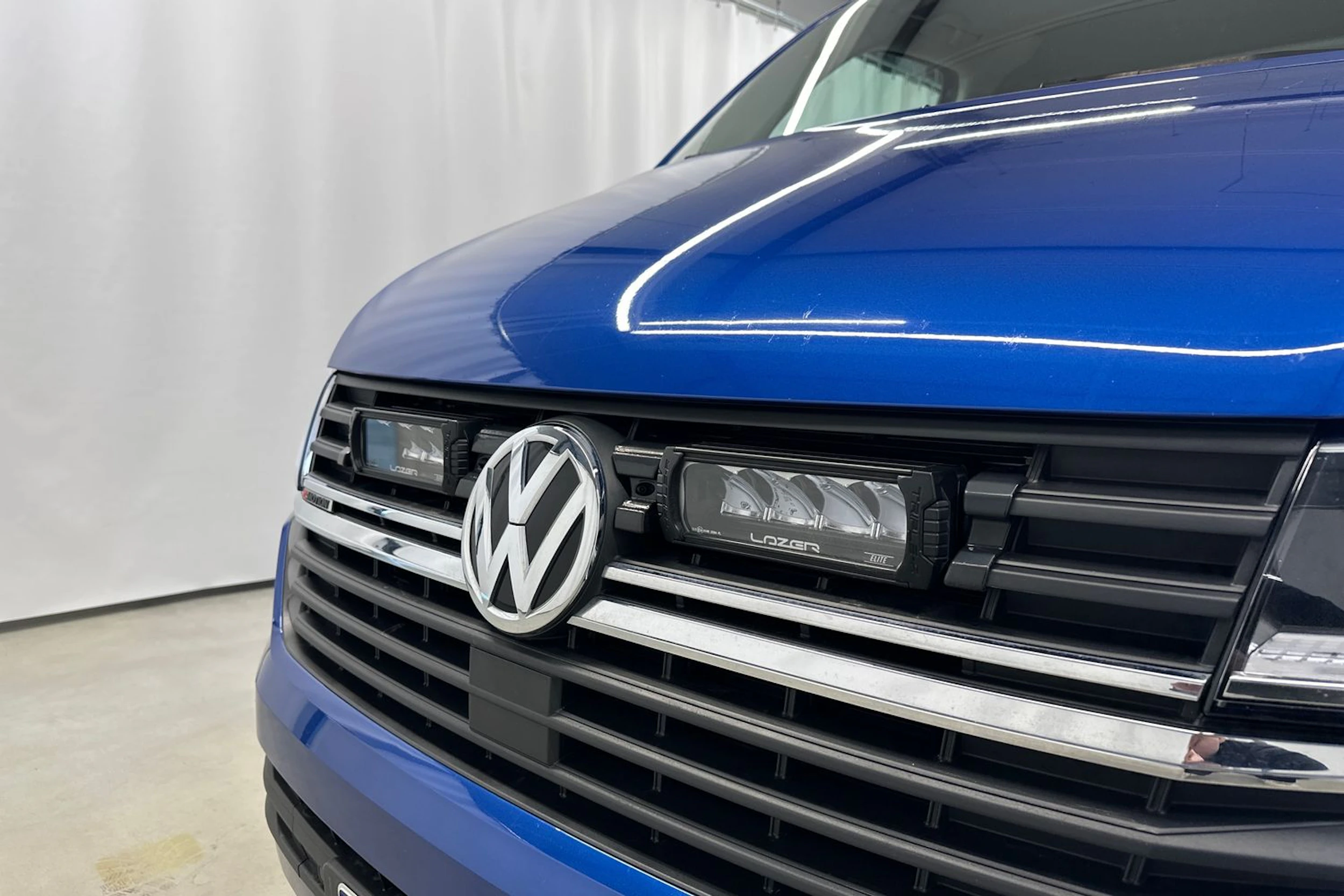 sininen Volkswagen Transporter 2022 kuva 27.