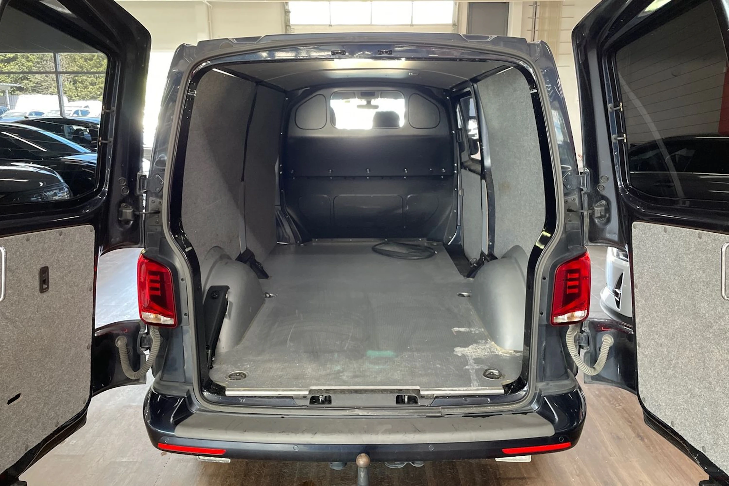 Sininen Volkswagen TRANSPORTER 2022 kuva 27.