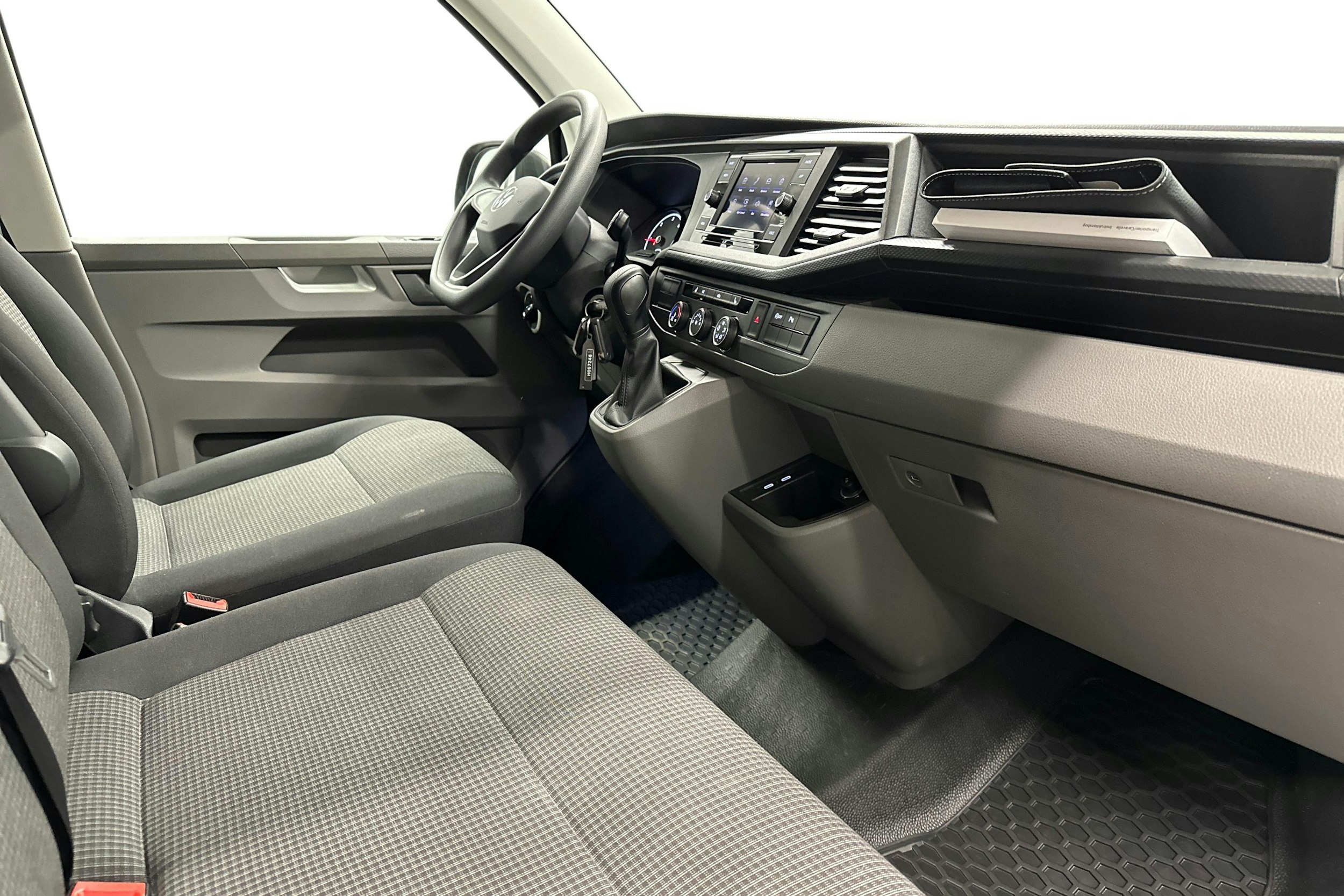 valkoinen Volkswagen Transporter 2023 kuva 6.