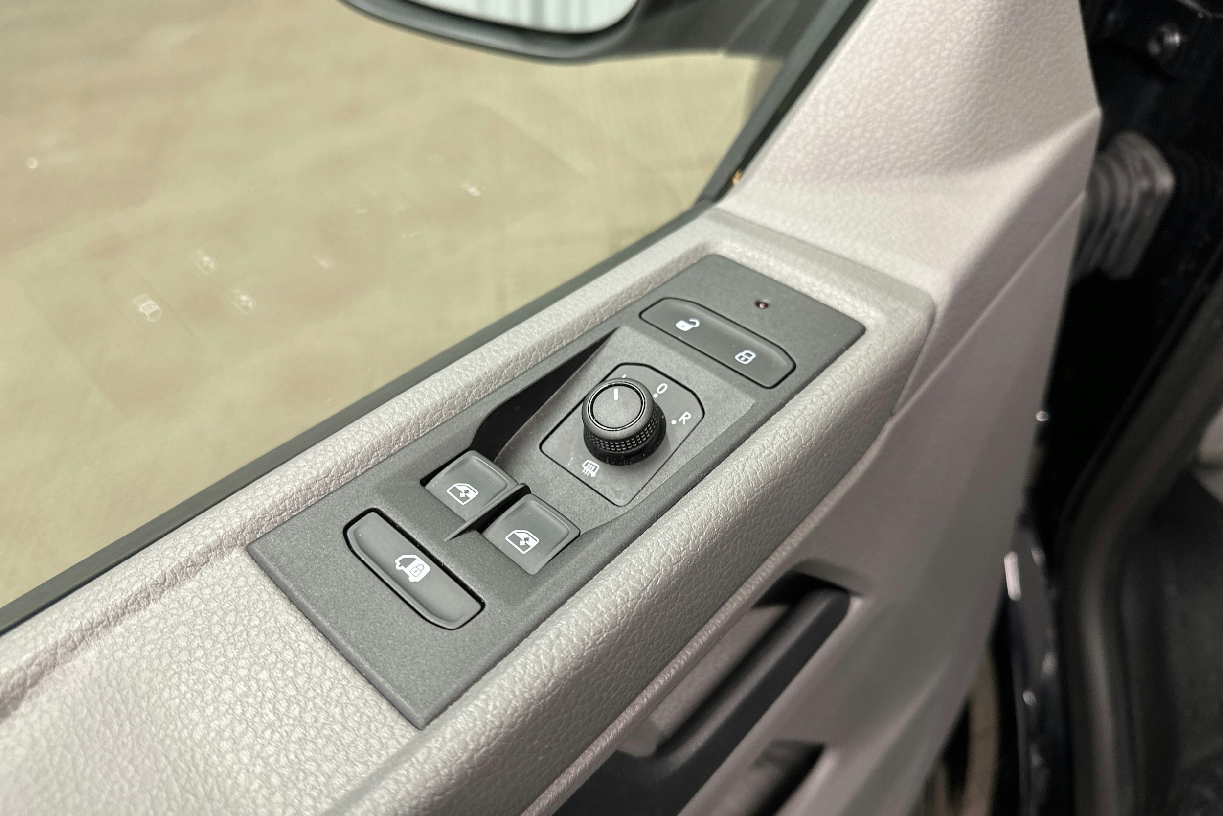 valkoinen Volkswagen Transporter 2023 kuva 10.