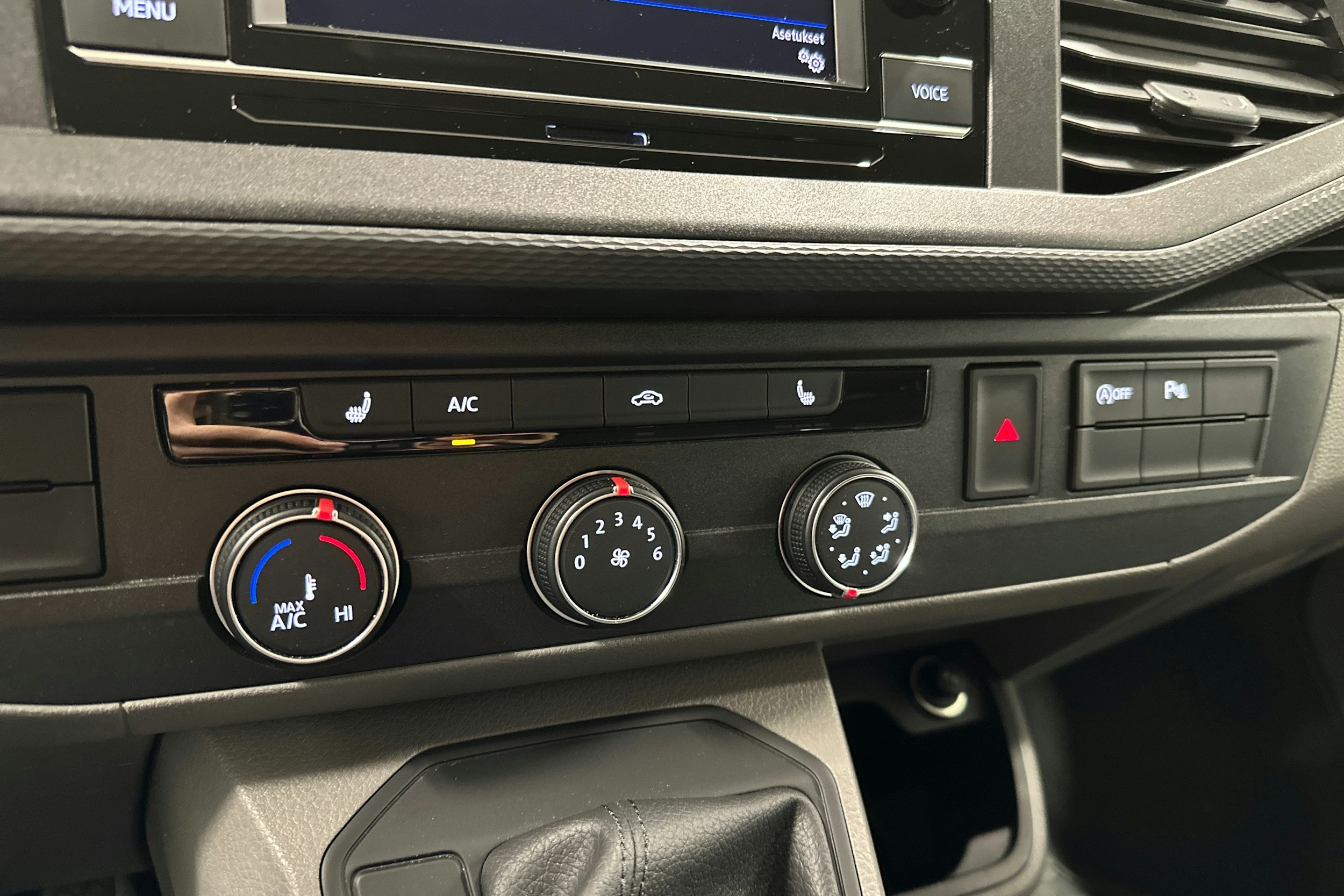 valkoinen Volkswagen Transporter 2023 kuva 16.