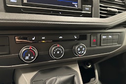 valkoinen Volkswagen Transporter 2023 kuva 16.