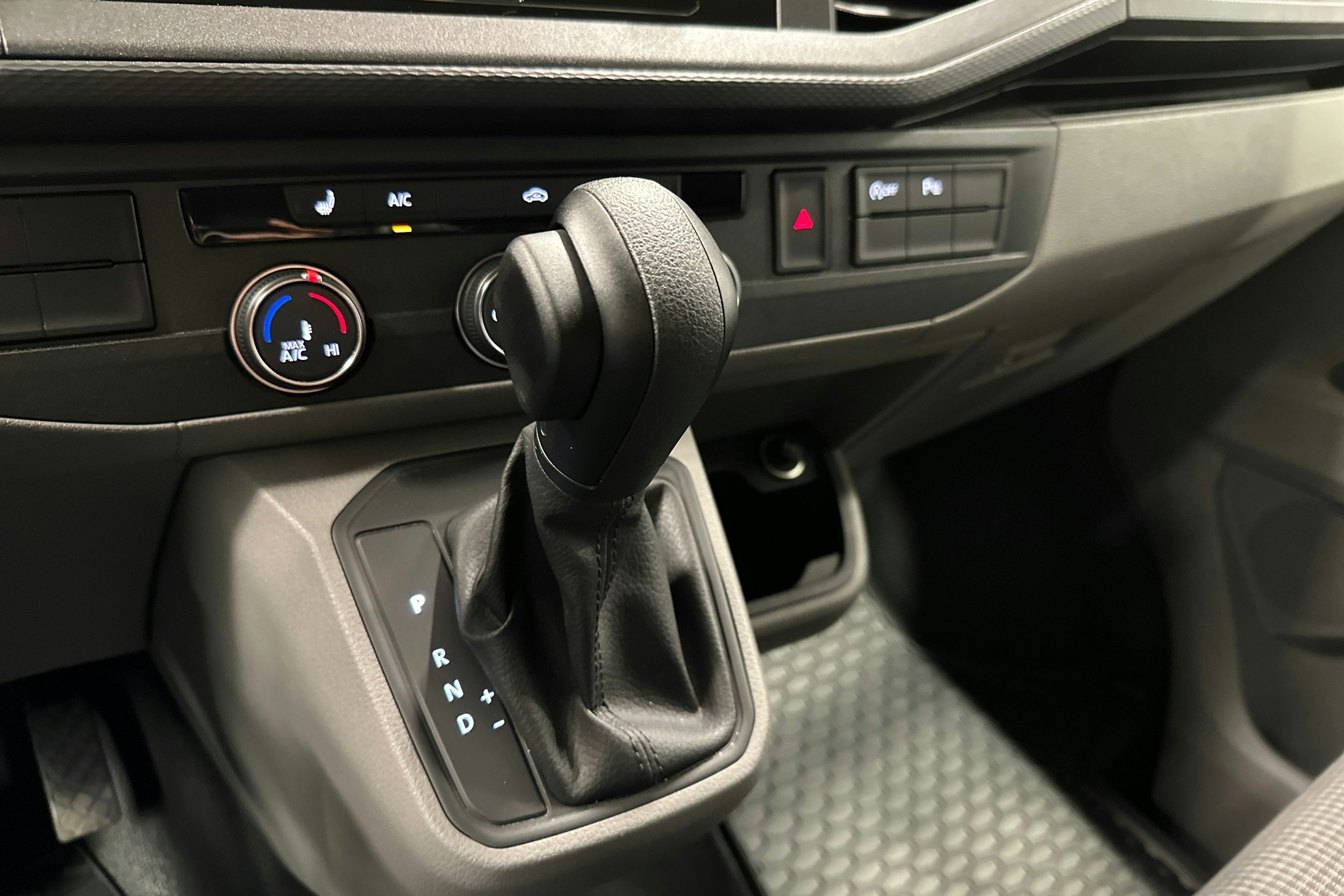 valkoinen Volkswagen Transporter 2023 kuva 17.