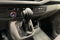 valkoinen Volkswagen Transporter 2023 kuva 17.