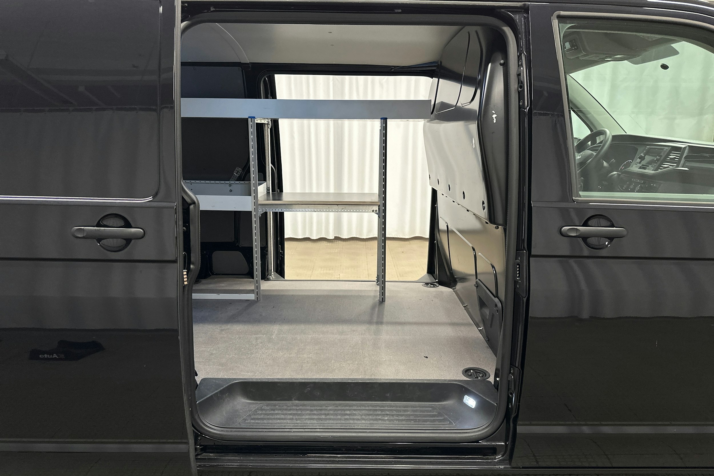 valkoinen Volkswagen Transporter 2023 kuva 18.