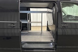 valkoinen Volkswagen Transporter 2023 kuva 18.