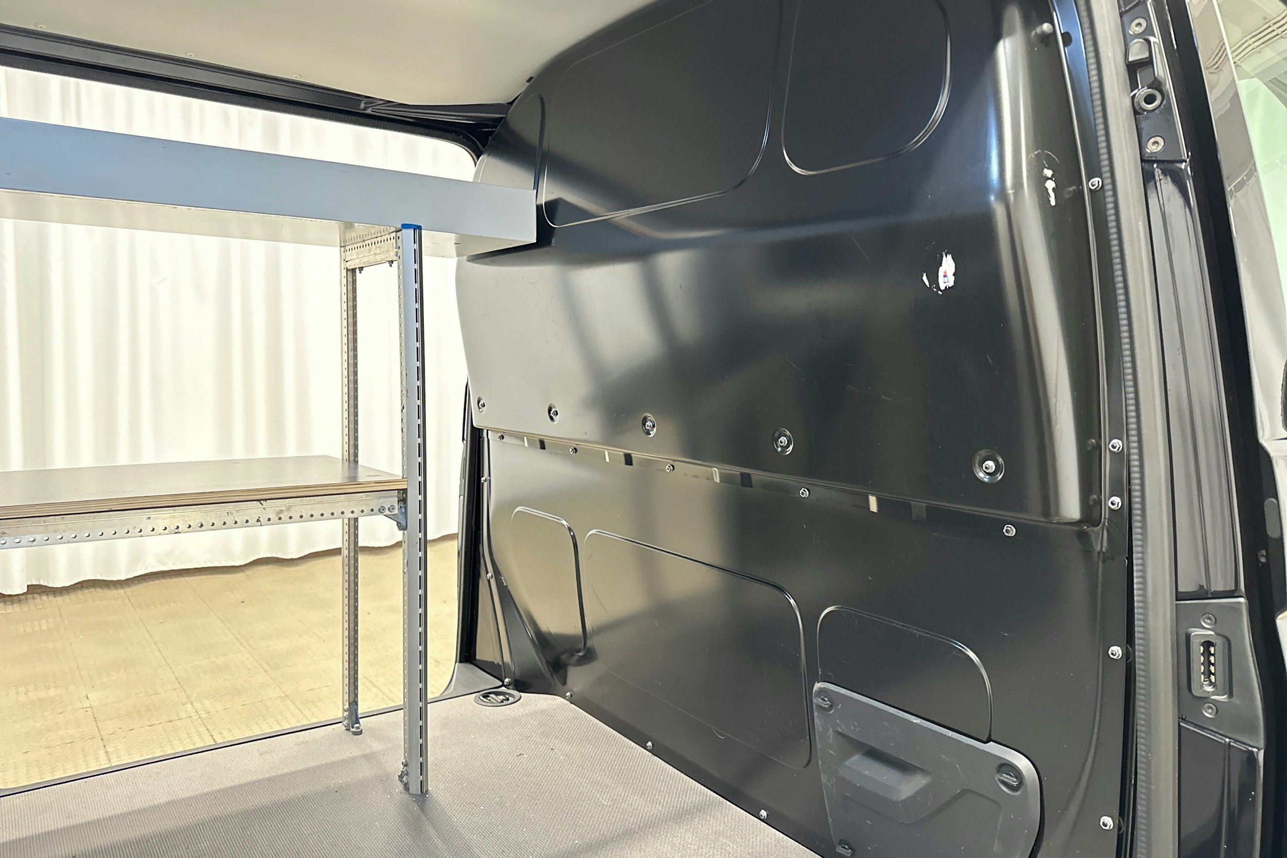 valkoinen Volkswagen Transporter 2023 kuva 19.