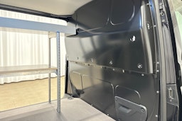 valkoinen Volkswagen Transporter 2023 kuva 19.