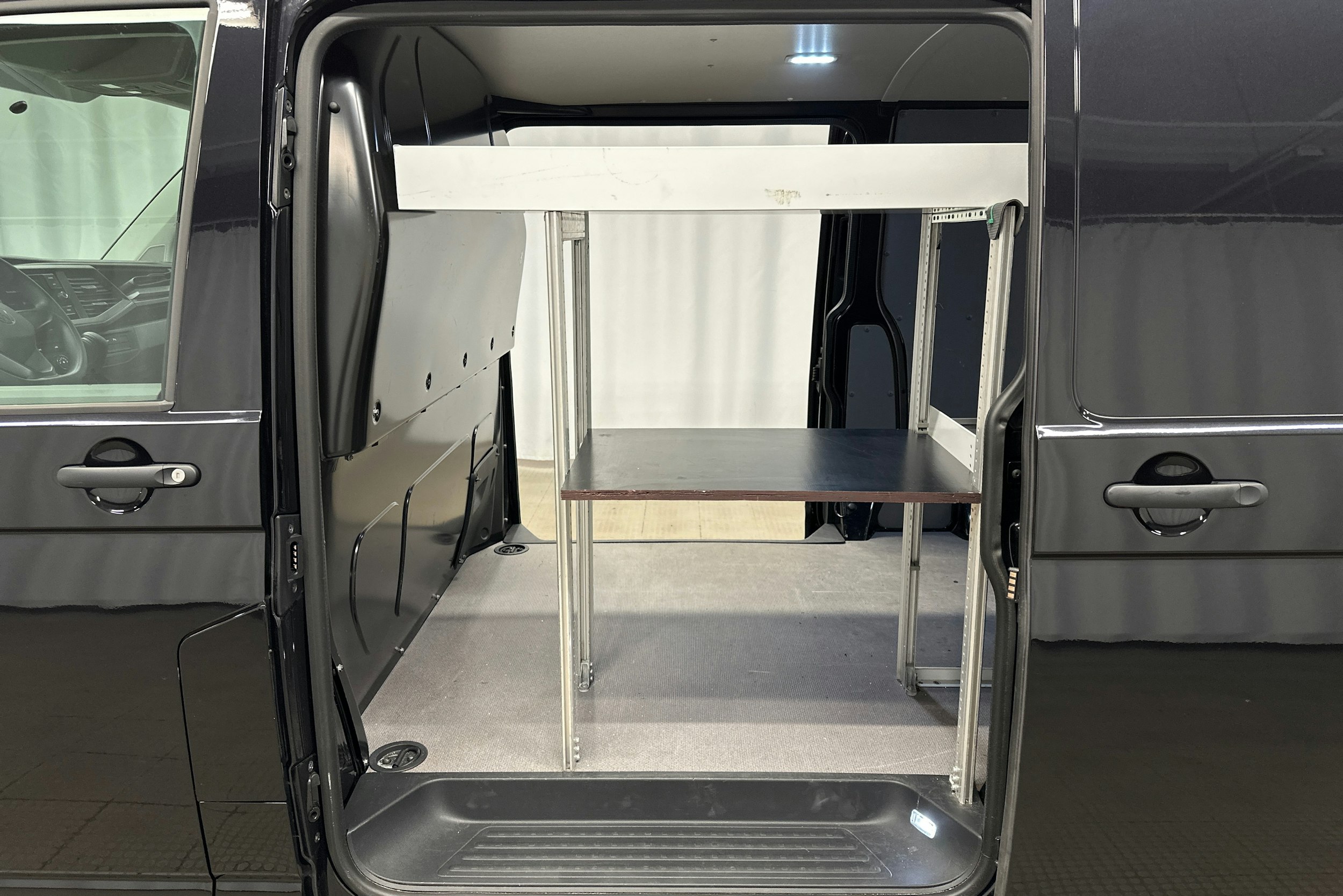 valkoinen Volkswagen Transporter 2023 kuva 21.