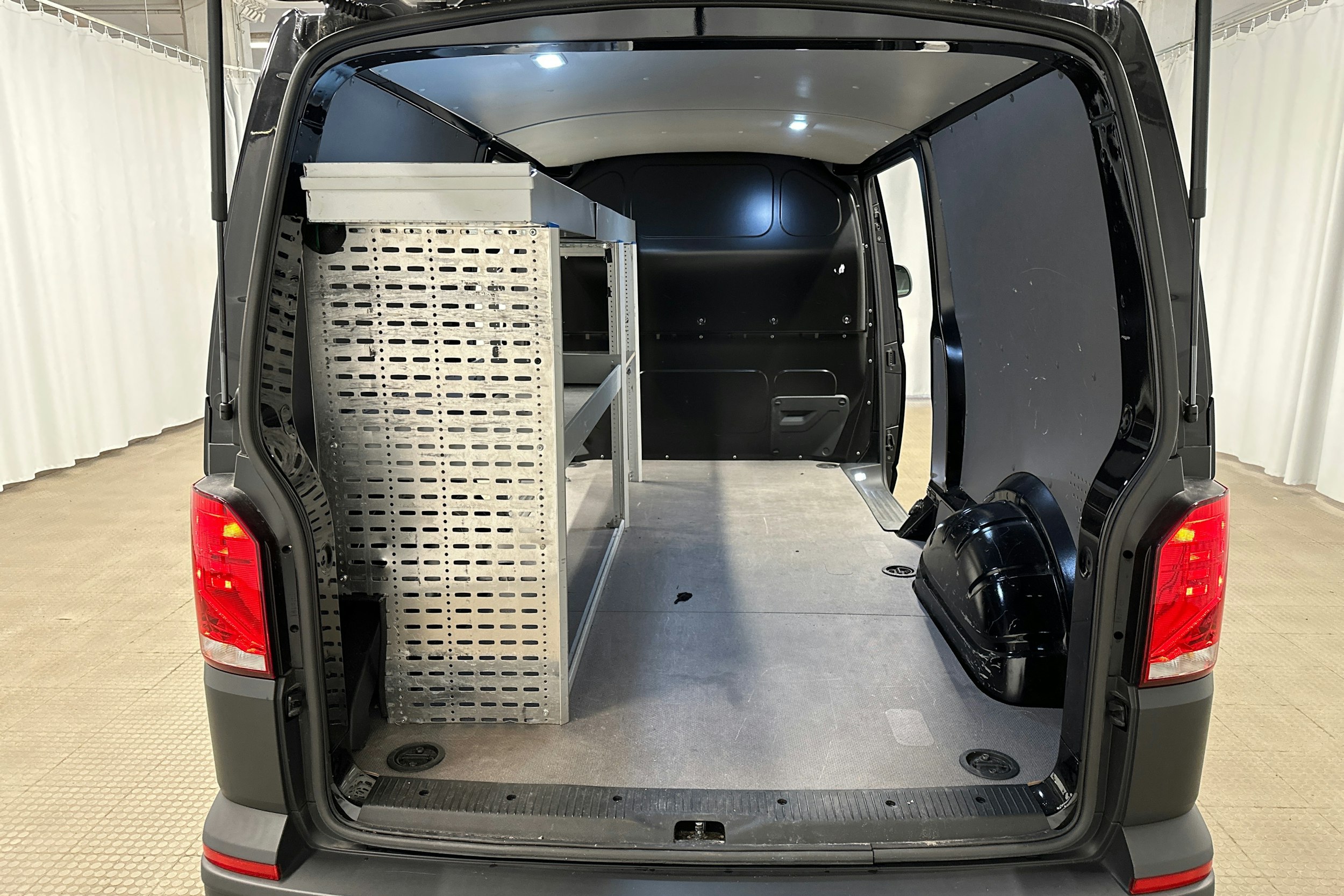 valkoinen Volkswagen Transporter 2023 kuva 22.