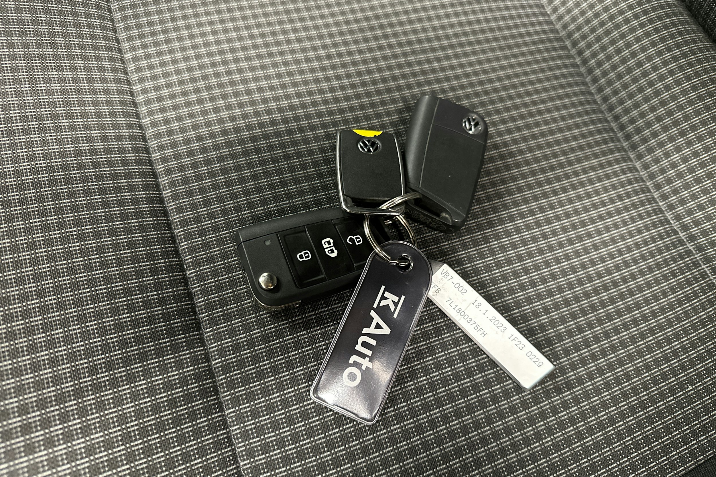 valkoinen Volkswagen Transporter 2023 kuva 24.