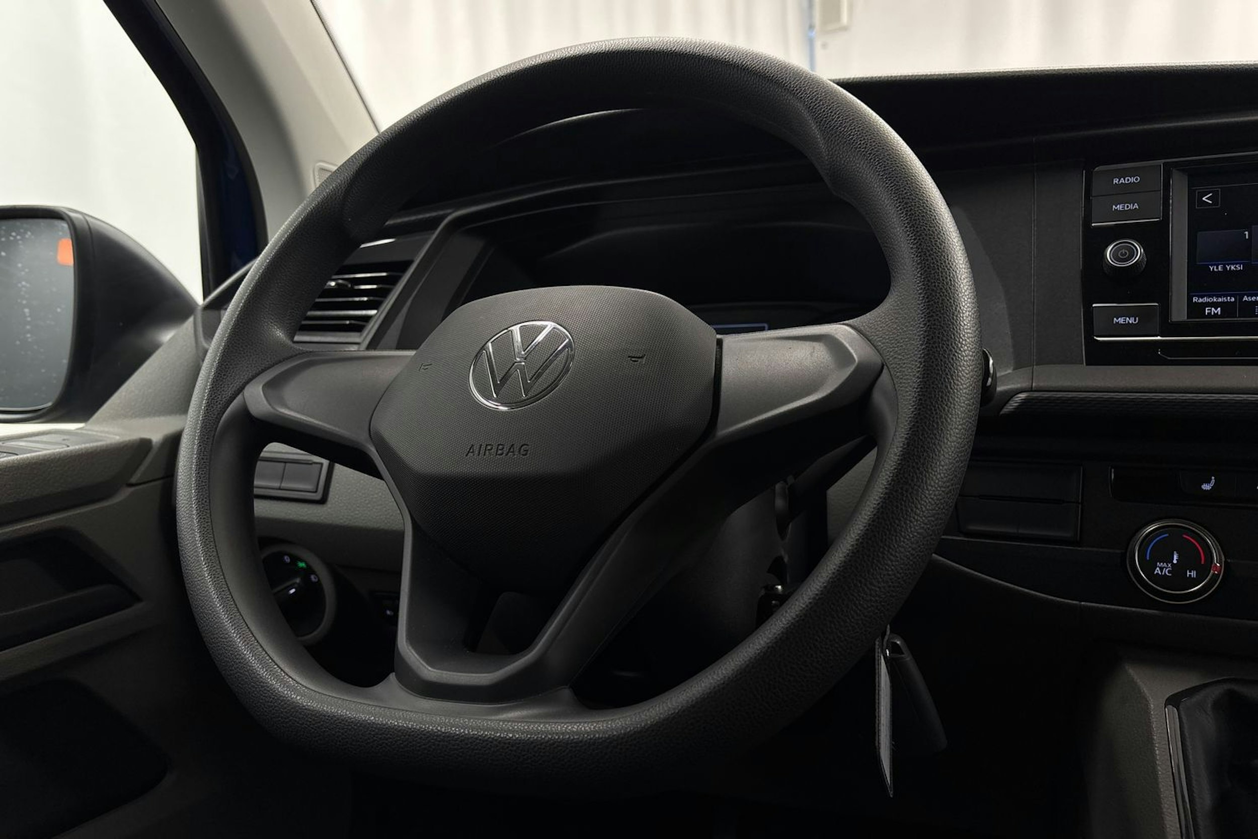 sininen Volkswagen Transporter 2023 kuva 14.