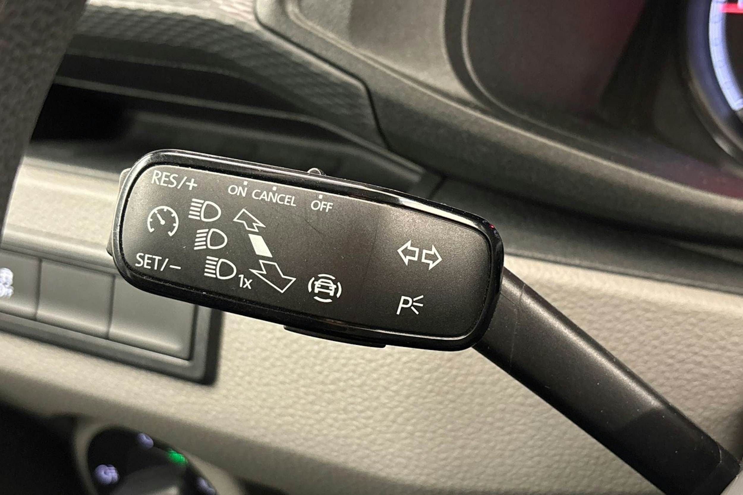 sininen Volkswagen Transporter 2023 kuva 15.