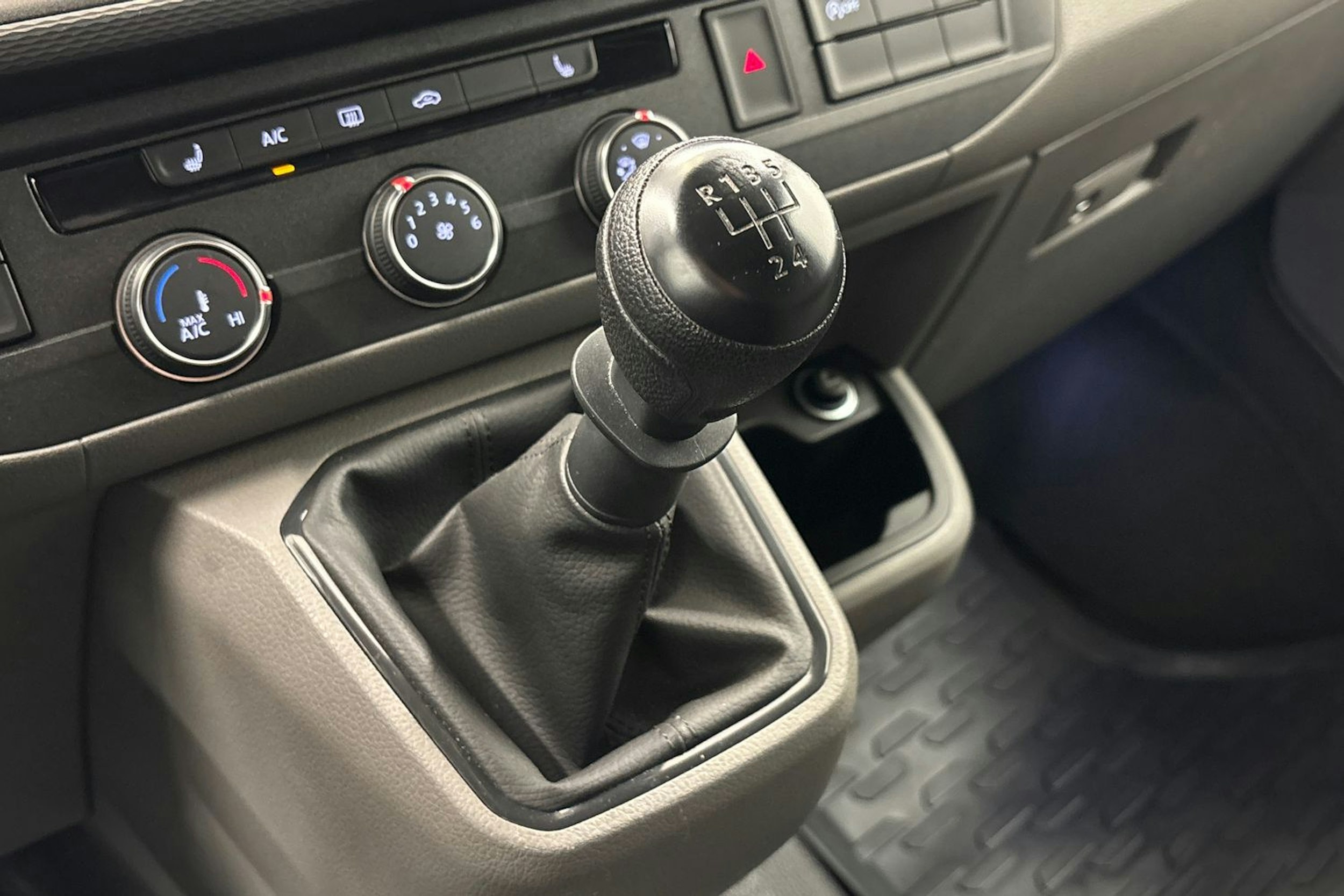 sininen Volkswagen Transporter 2023 kuva 19.