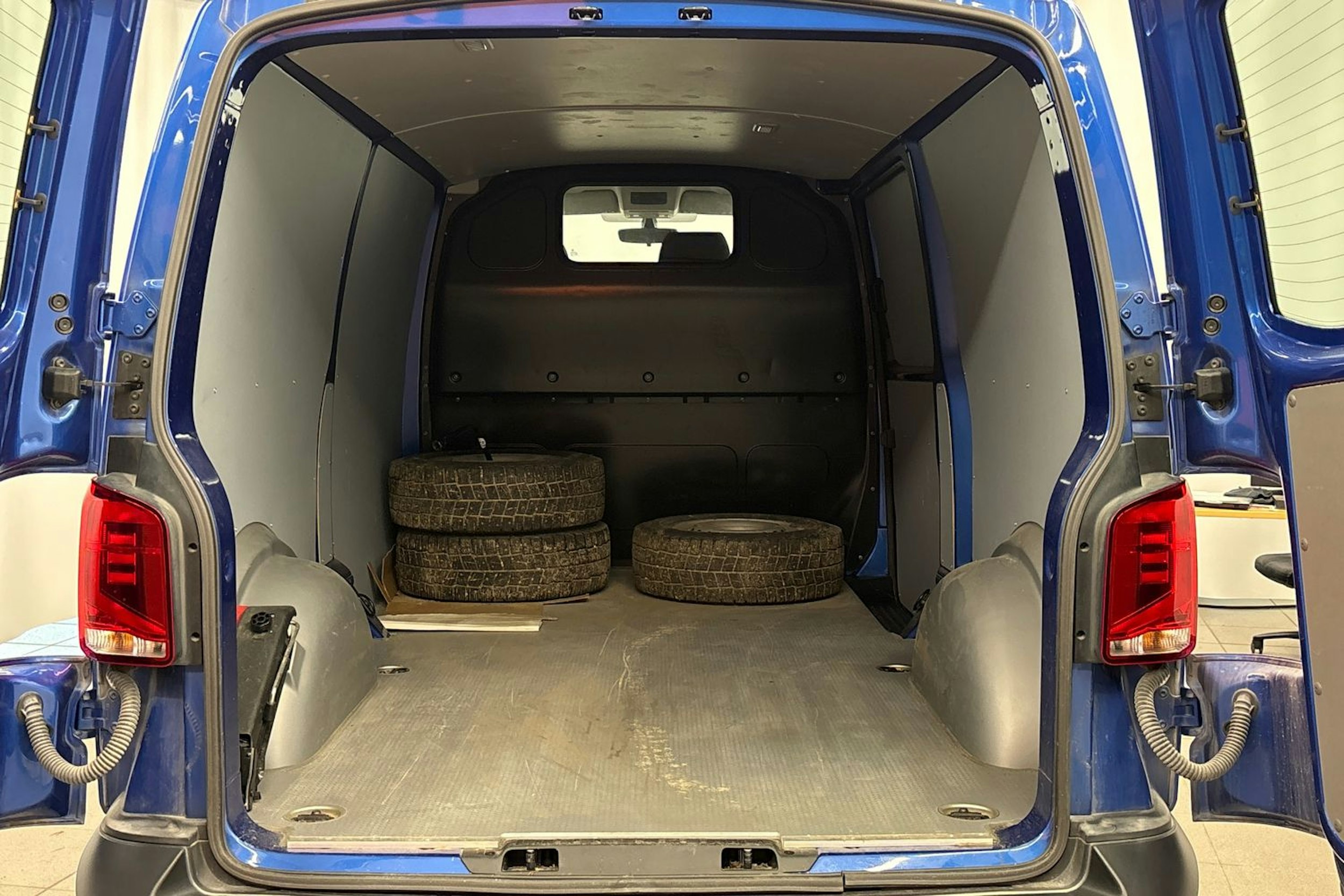 sininen Volkswagen Transporter 2023 kuva 20.