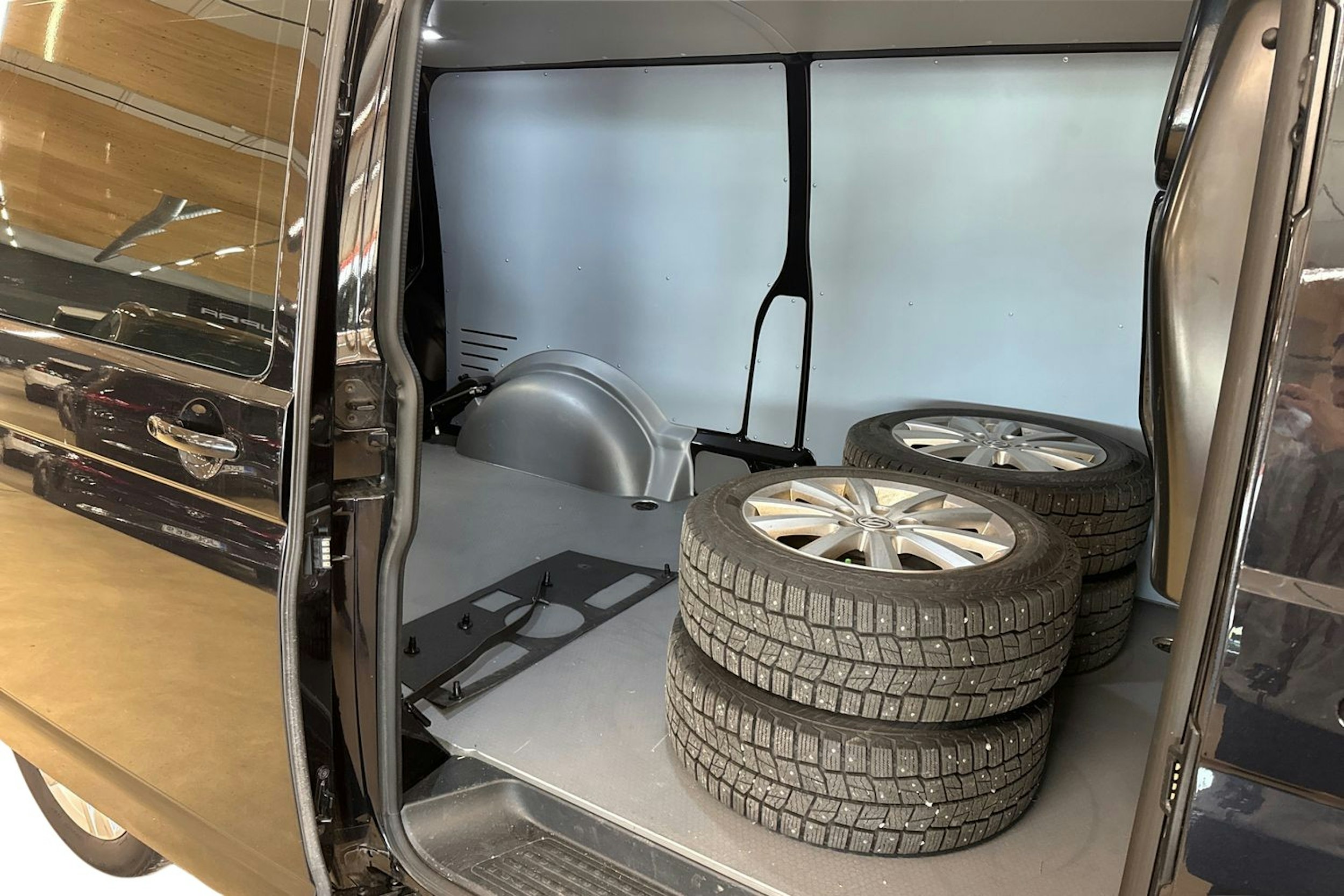met. musta Volkswagen Transporter 2023 kuva 10.