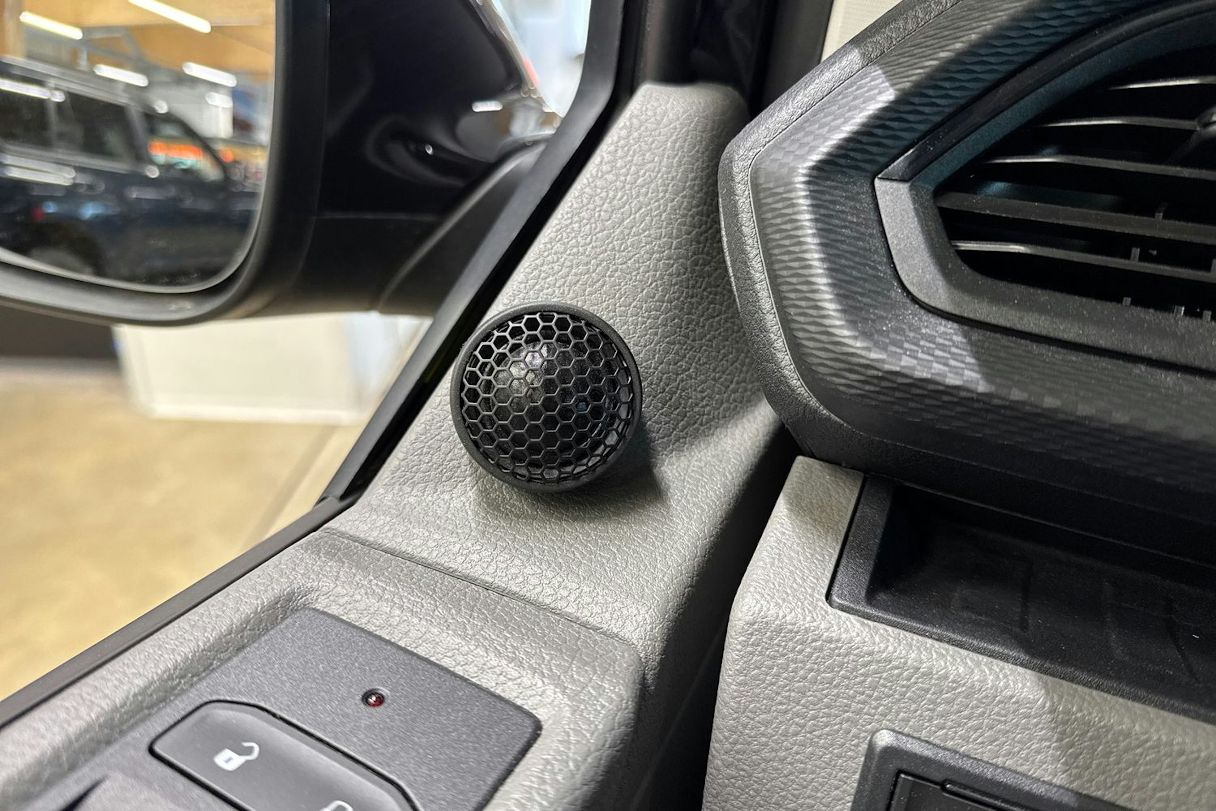 met. musta Volkswagen Transporter 2023 kuva 15.